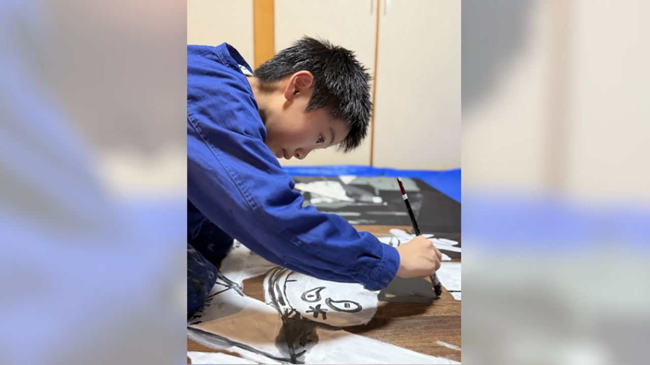 等身大のゲルニカを描く9歳のAKASHI
