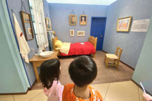 大塚国際美術館でゴッホの部屋を再現した展示を見つめる子どもたち