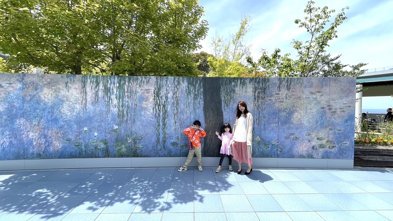 大塚国際美術館のモネ『睡蓮』の前でポーズをとる親子