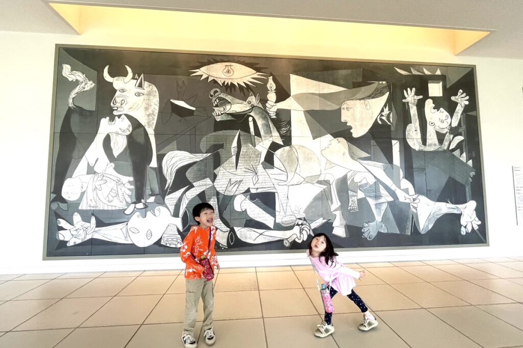 大塚国際美術館のゲルニカを背景に笑顔でポーズをとる兄妹