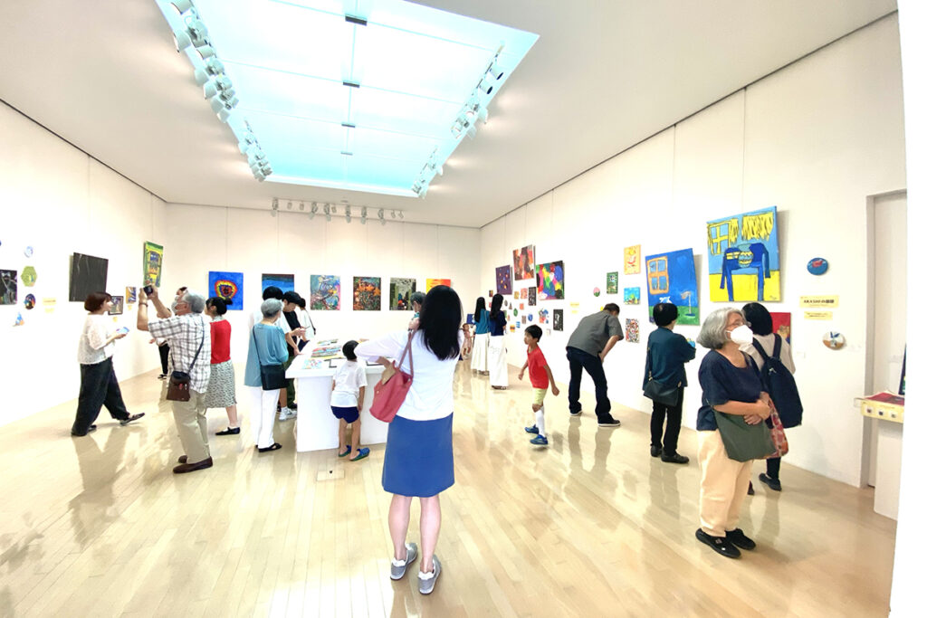 多くの来場者でにぎわうAKASHIとRIRIの個展会場