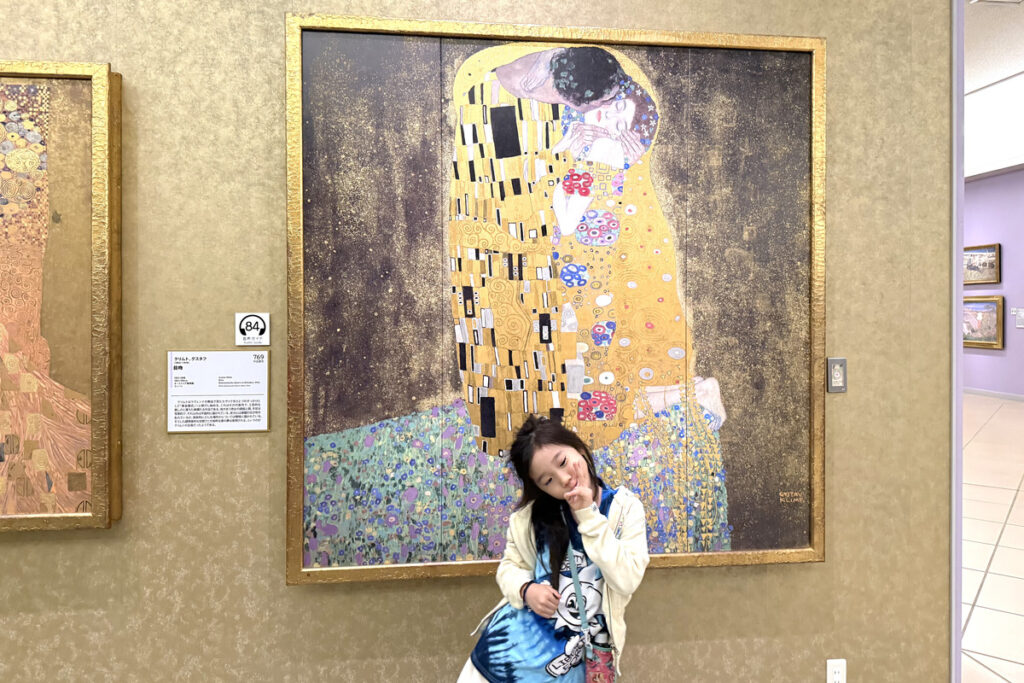 大塚国際美術館でクリムト『接吻』の前に立つRIRI