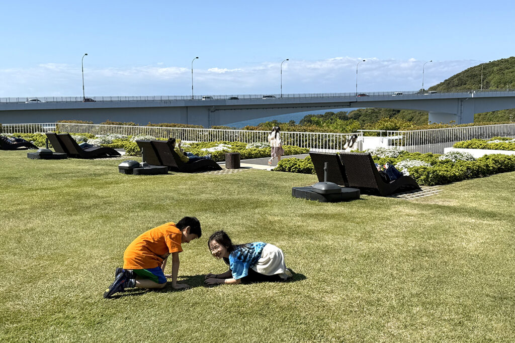 大塚国際美術館の鑑賞後、外の芝生で遊ぶAKASHIとRIRI