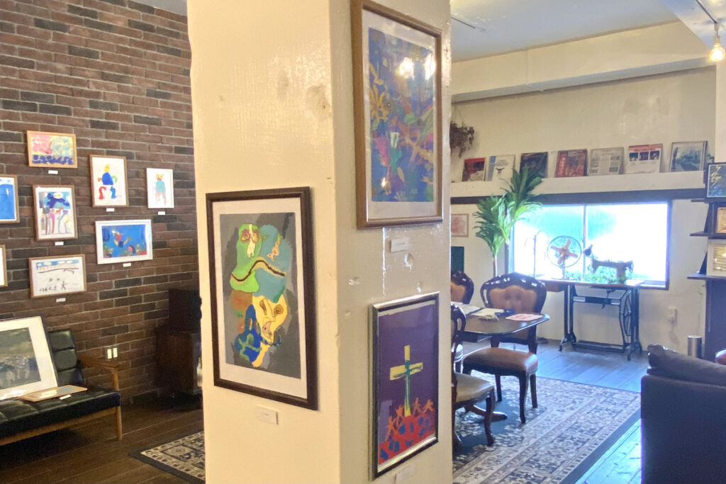 第一回個展が開催されたレッドルーム。壁や柱にAKASHIの絵が展示されている。