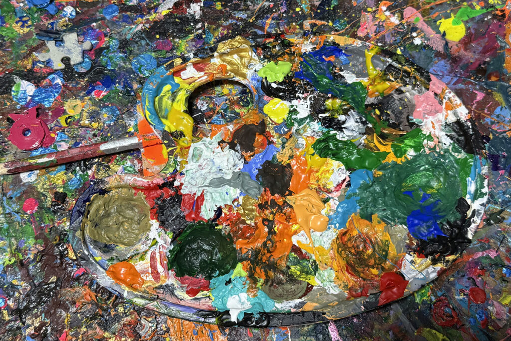 洗わずに使い続けた絵の具パレット。色が重なり、唯一無二のカラフルな世界に。