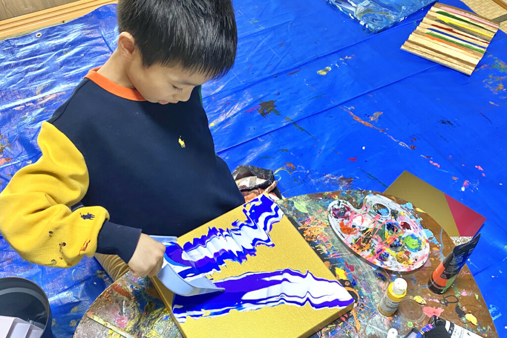 ポーリング絵の具を流し込むAKASHIの制作風景