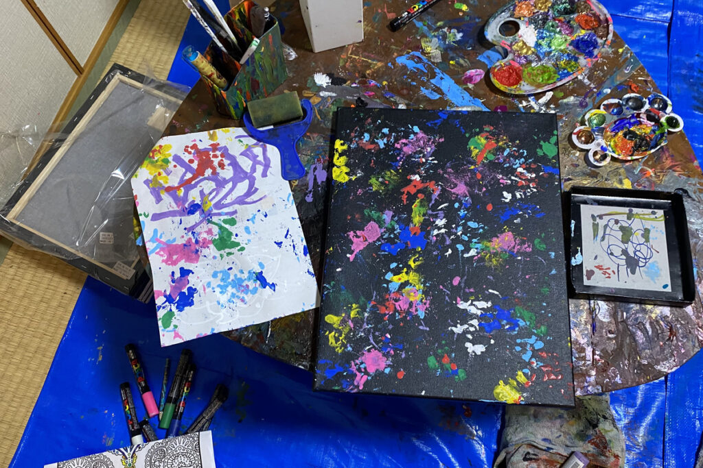 カラフルに彩られた机の上で描かれる新たな作品たち
