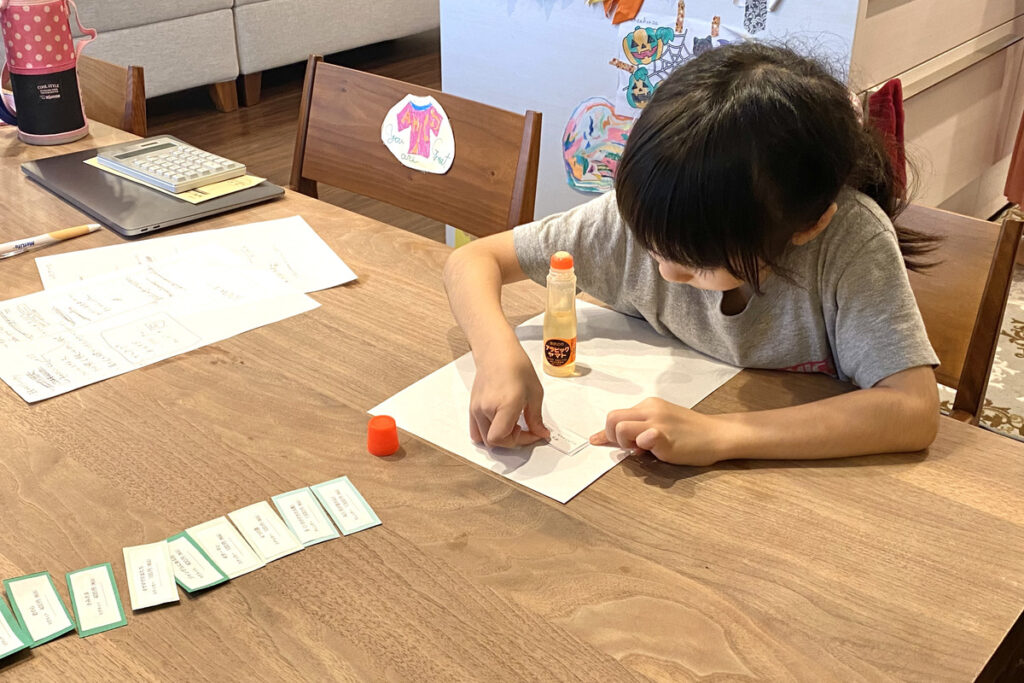 展示のタイトルを手作りで準備するRIRI