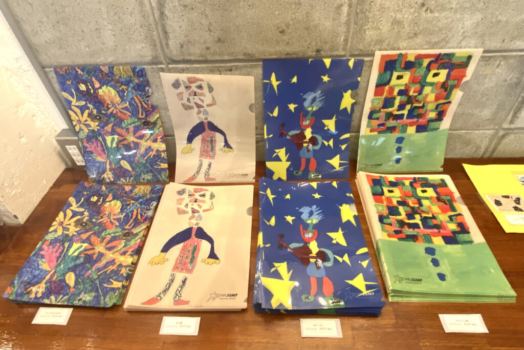 会場に並べられたAKASHIの作品デザインのオリジナルクリアファイル