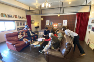 ソファに座って大人と子どもが一緒に会話や交流を楽しむ様子