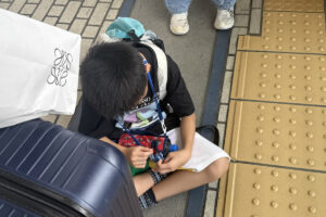 移住の話を聞き、うつむきながら想いを抱えるAKASHI