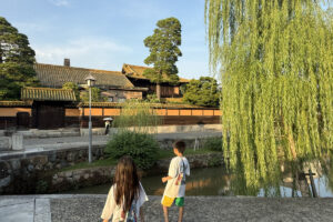 倉敷美観地区を歩く子どもたち。アートが身近に感じられる街の風景