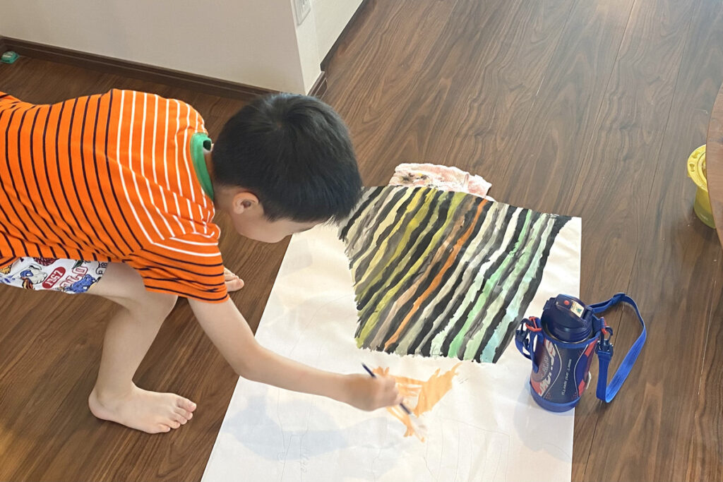 ジミー大西展を観た後、自宅で大きな紙に絵を描き始めるAKASHI