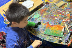 ピカソになりたいと語り、真剣に絵を描くAKASHI