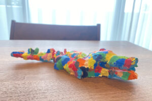 AKASHIが紙粘土で制作しカラフルに彩った作品「ワニくん」