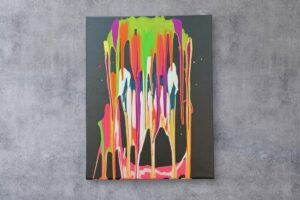 黒いキャンバスに蛍光のピンク・オレンジ・グリーン・ブルーの絵の具が垂れ、顔のように見える抽象画「とろとろ溶けた顔」