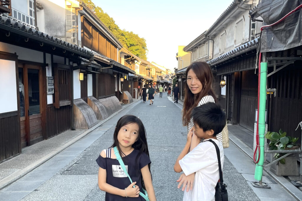 倉敷の美観地区を歩く母と子どもたち。新しい生活の始まりを迎える家族の姿。