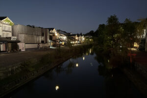 倉敷美観地区の夜景。川面に街灯が映り、静かな時間が流れる風景。