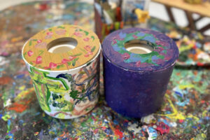 子どもたちが絵の具で彩ったトイレットペーパーケース。暮らしの中にアートが広がる様子。