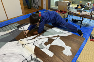 モーツァルトやショパンを聴きながらゲルニカを描くAKASHIの様子