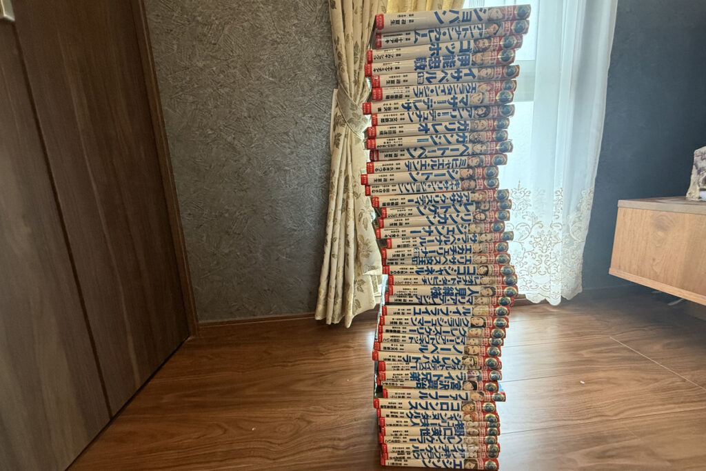 子どもたちが集めた伝記の本を積み上げた「伝記ちゃんタワー」