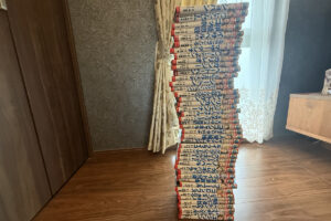 子どもたちが集めた伝記の本を積み上げた「伝記ちゃんタワー」