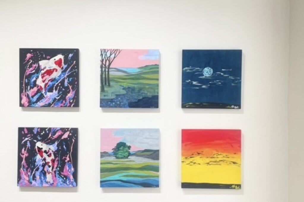 THE DOTS3展で並ぶ作品群の中に展示されたAKASHIの作品（右側2点）