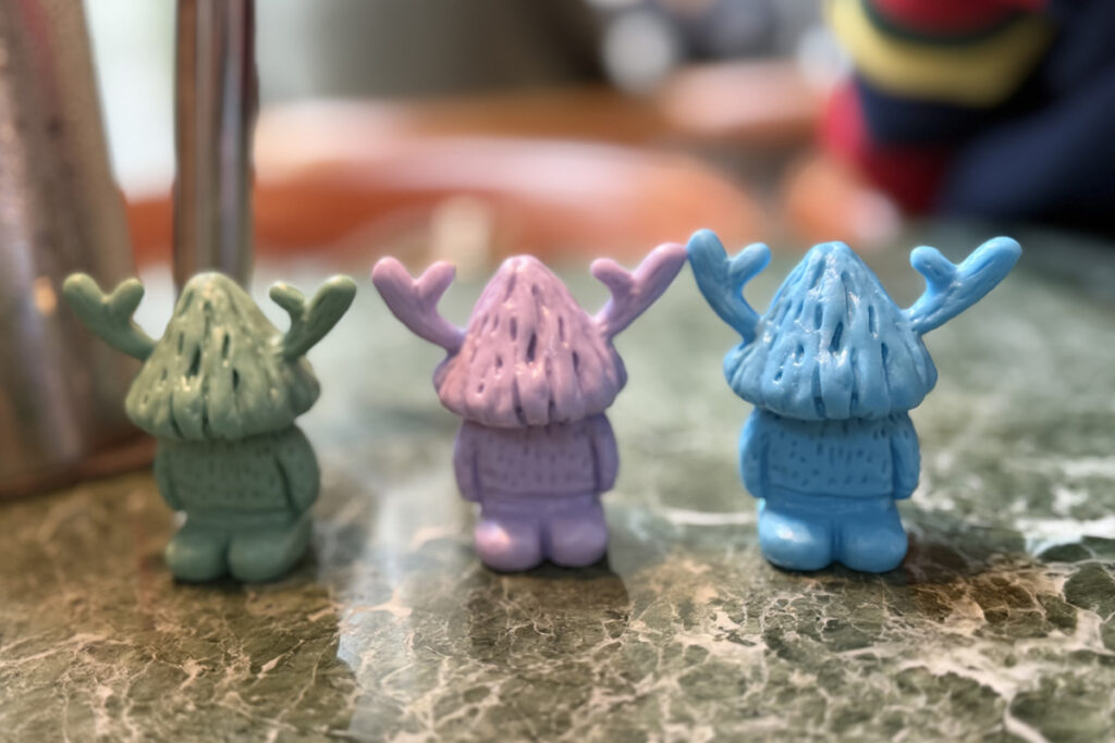 平子雄一展のガチャ作品で手に入れた小さなフィギュア。3体が並び、柔らかな色合いでアートの余韻を感じさせる。