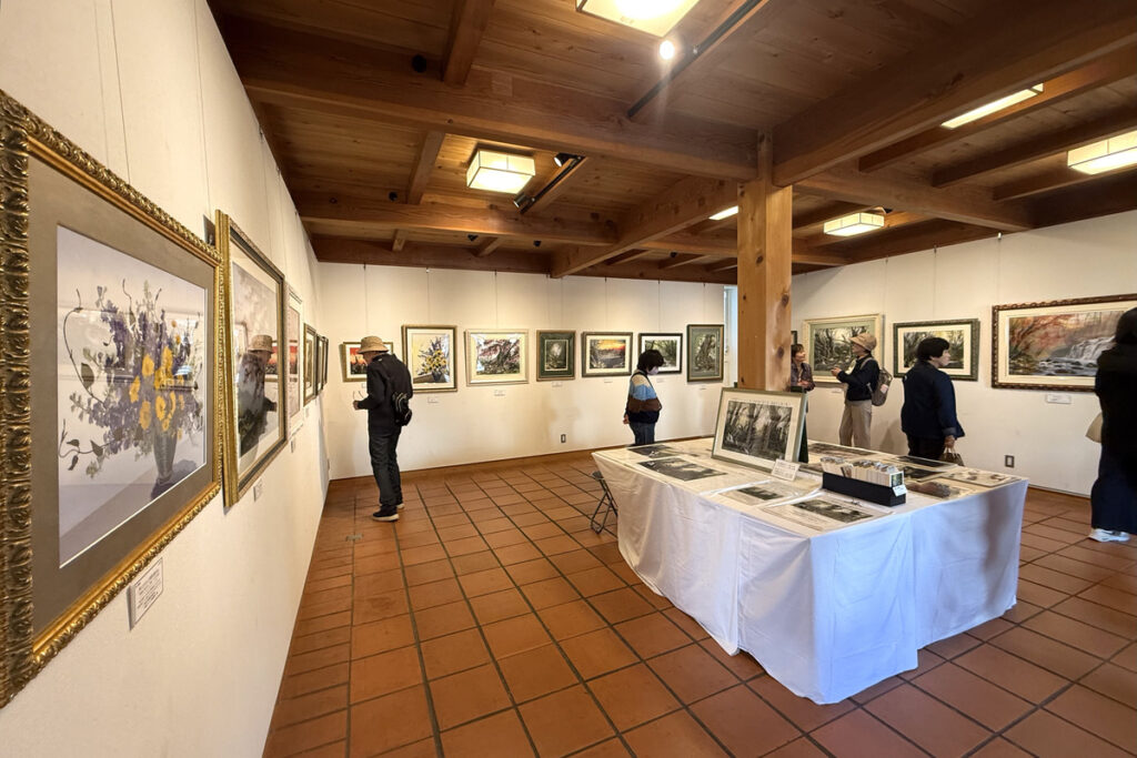 倉敷美観地区のギャラリー「十露」で開催された押し花画家・山本和子さんの個展会場の様子