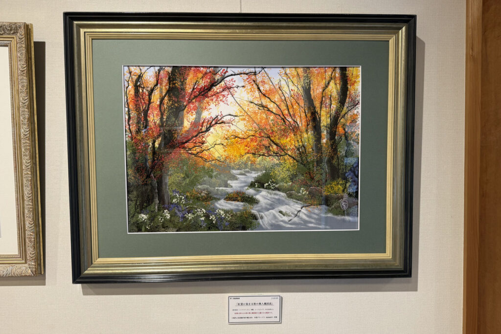 押し花画家・山本和子さんによる「紅葉を映す木々の風景」作品。自然の素材で描かれた力強い秋の情景。