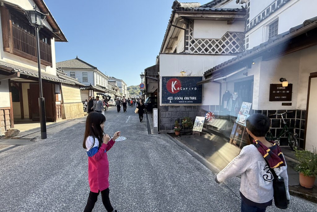 倉敷美観地区を歩く子どもたちの後ろ姿