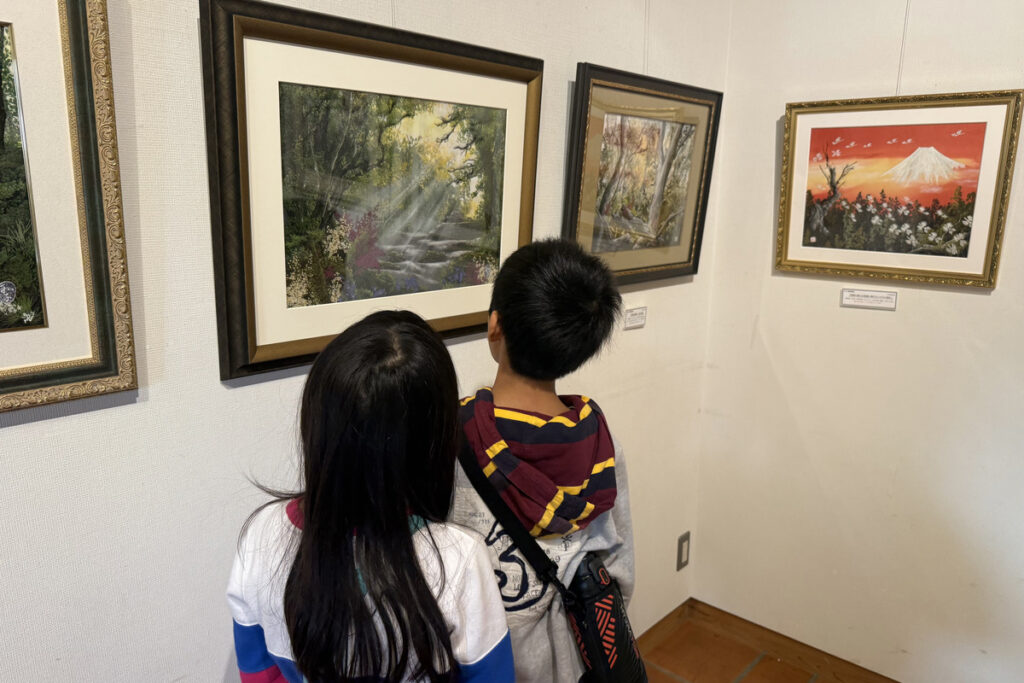 押し花画家・山本和子さんの作品を鑑賞するAKASHIとRIRI。倉敷のギャラリー「十露」にて。