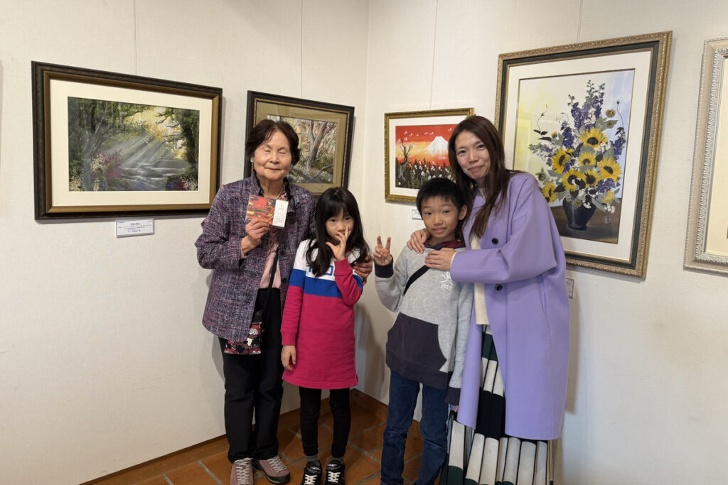 押し花画家・山本和子さんと一緒に撮影するAKASHI、RIRI、Yuki。倉敷・ギャラリー十露にて。