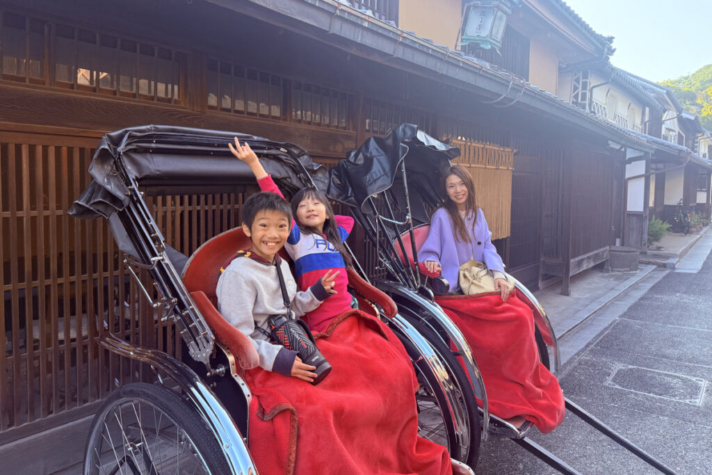 倉敷美観地区で人力車に乗るAKASHI、RIRI、Yuki。秋の陽ざしと笑顔が輝くひととき。