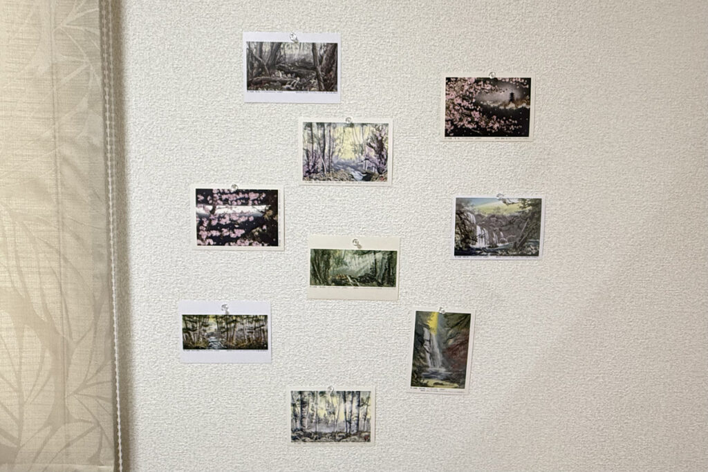 AKASHIの部屋に貼られた、山本和子さんから贈られた押し花絵のポストカード。