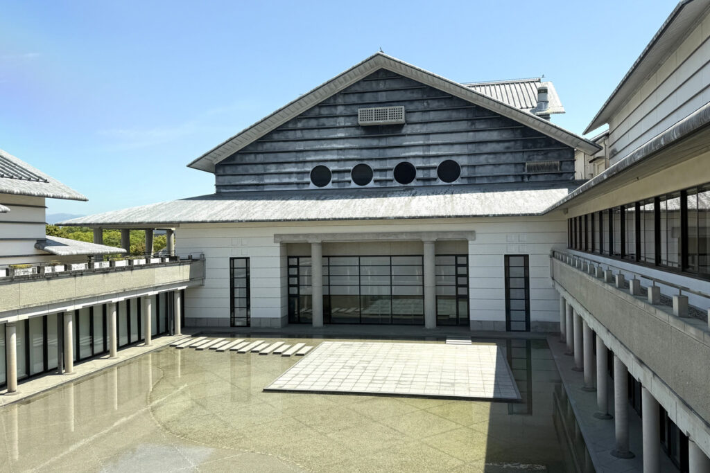 高知県立美術館の外観と中庭の風景