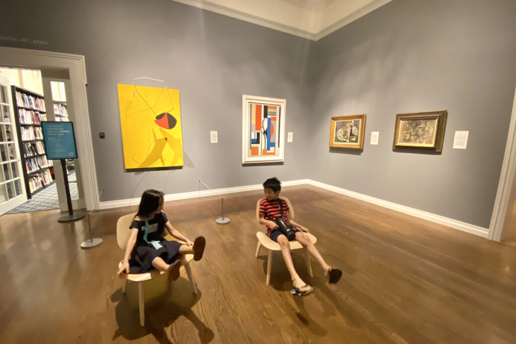 ホノルル美術館で絵画を前にゆったり過ごす子どもたちの様子