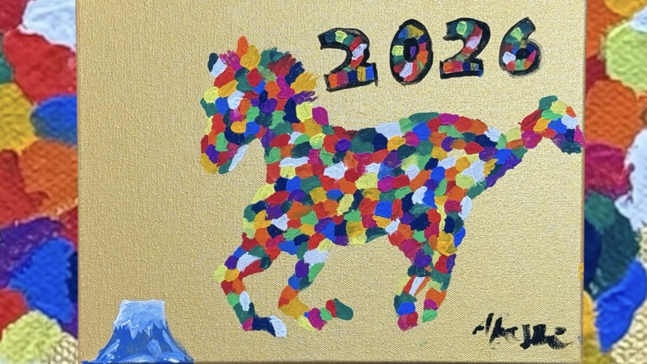 2026年の干支・午をテーマにAKASHIが描いたカラフルな馬のアクリル画