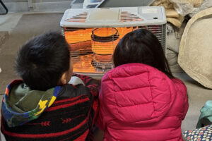 倉敷の陶芸工房でストーブを見つめる子どもたち