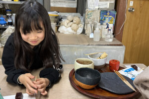 倉敷の陶芸工房で抹茶と羊羹を体験するRIRI