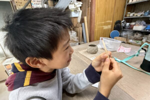 倉敷の陶芸工房で初めて羊羹を食べようとするAKASHI