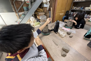 倉敷の陶芸教室で制作する子どもたち