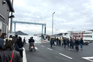 宇野港フェリー乗り場の様子｜直島行きフェリーに乗る観光客