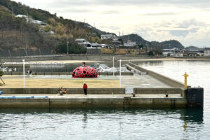 直島の赤かぼちゃ｜フェリーから見える宮浦港のアート作品