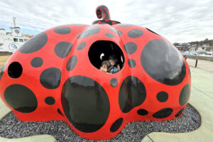 直島の赤かぼちゃ｜子どもが中に入れる宮浦港の人気アート作品
