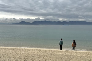 直島つつじ荘の海辺｜瀬戸内海を眺めながら休憩する子どもたち