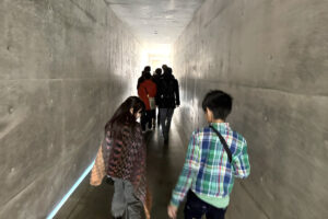 直島 地中美術館の通路｜安藤忠雄建築のコンクリート空間を歩く子ども