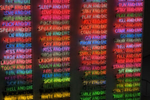 直島 ベネッセハウスのネオンアート作品｜カラフルな文字の現代アート