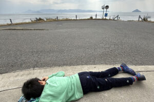 直島観光で疲れて休む子ども｜子連れ旅行のリアルな様子