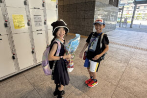 大阪旅を楽しんだ後、笑顔を見せるAKASHIとRIRI